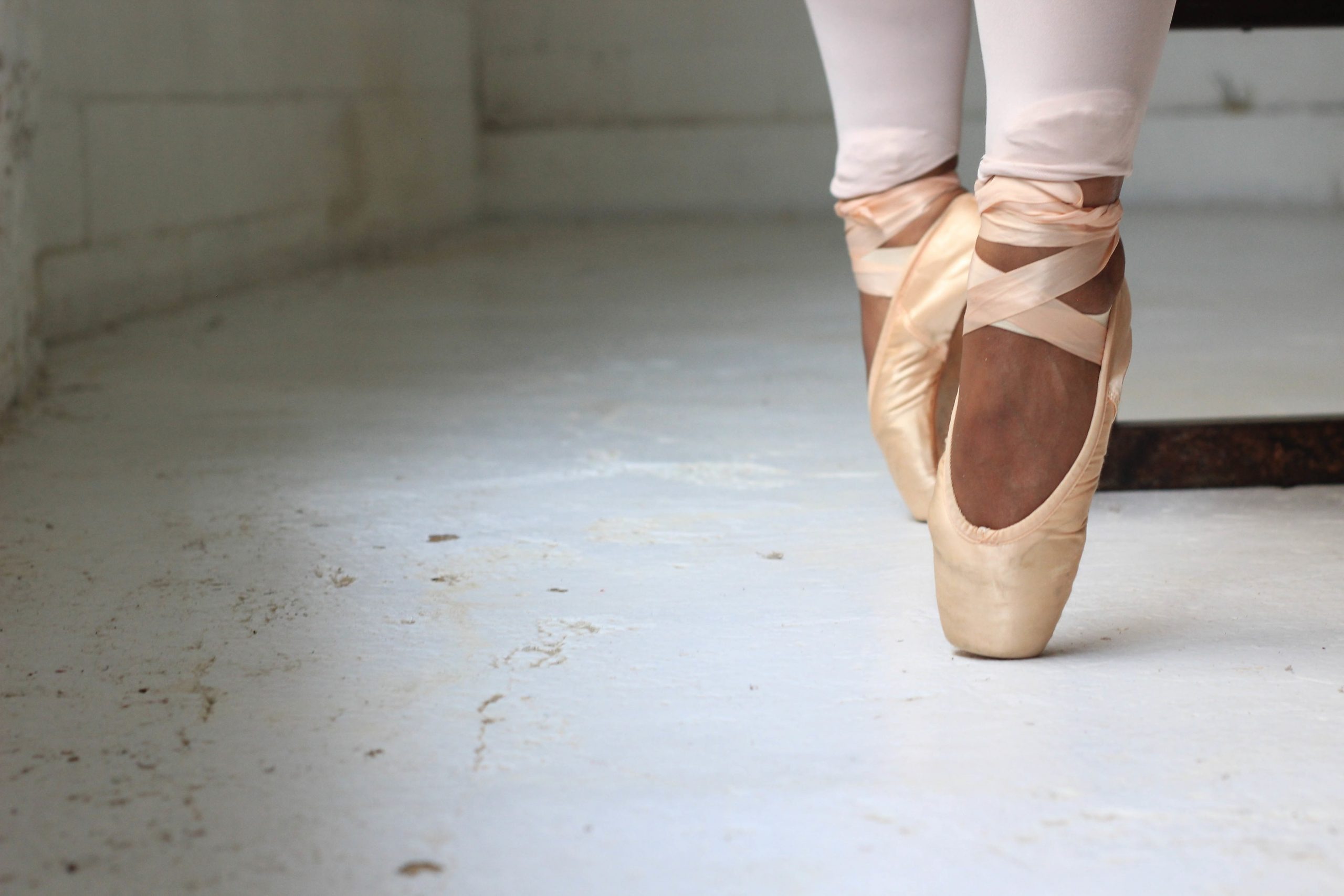 dirigir Alas es inutil Bailarinas de ballet | Características del calzado en danza - Pequeña Huella