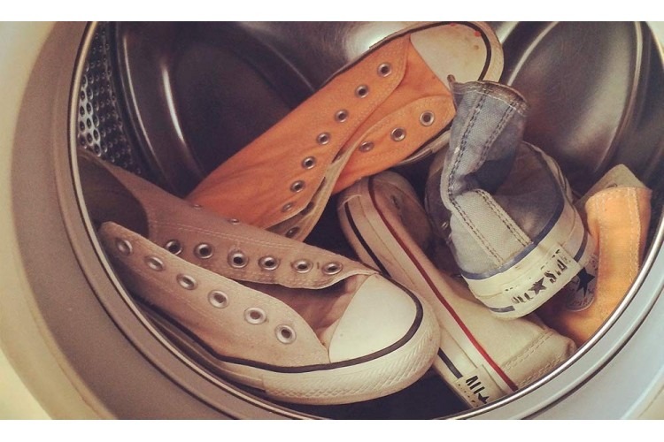 No sabes cómo lavar tus zapatillas en la lavadora correctamente? Te explicamos cómo lavarlas correctamente y morir en el intento - Pequeña Huella