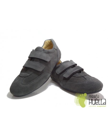 Zapato deportivo gris con velcro