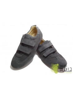 Zapato deportivo gris con velcro 2