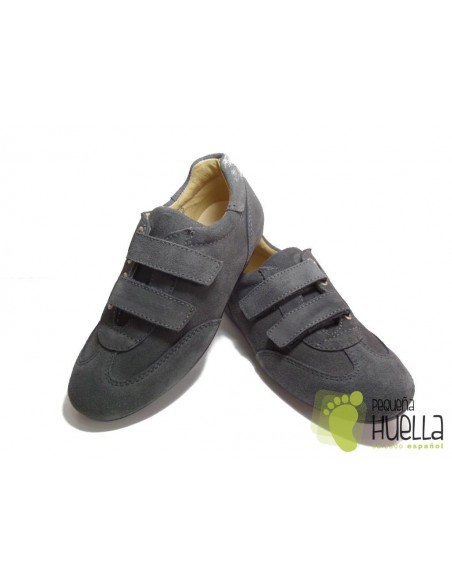 Zapato deportivo gris con velcro