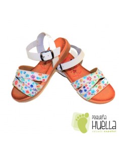 Sandalia Piel  Blanca con Flores y Hebilla para niña