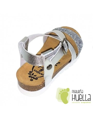 Sandalias de niña plateadas y brillantes