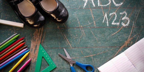 Limpiar zapatos escolares