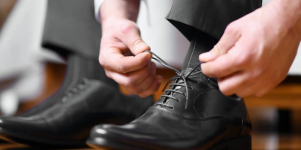 Cómo ensanchar zapatos de piel