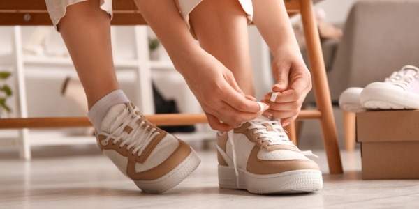 Cómo poner los cordones a los zapatos