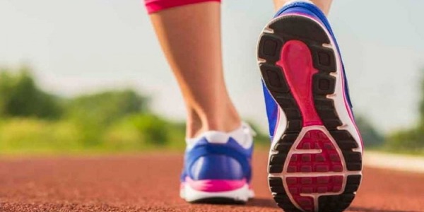 Zapatillas o zapatos cómodos para andar o hacer senderismo