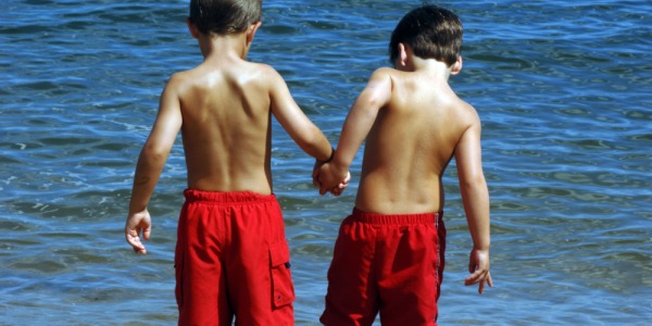 ¿Por qué los niños se quitan los zapatos?