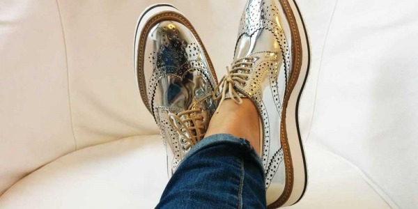 Los zapatos metalizados infantiles están de moda