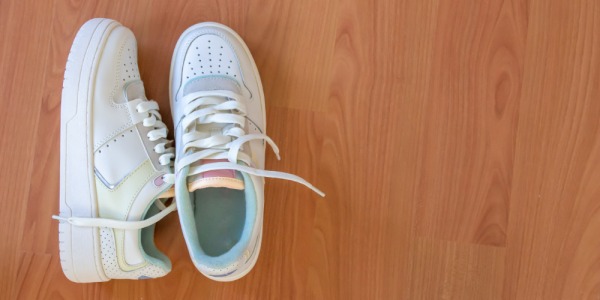 ¿Cómo agrandar zapatillas de lona y goma?