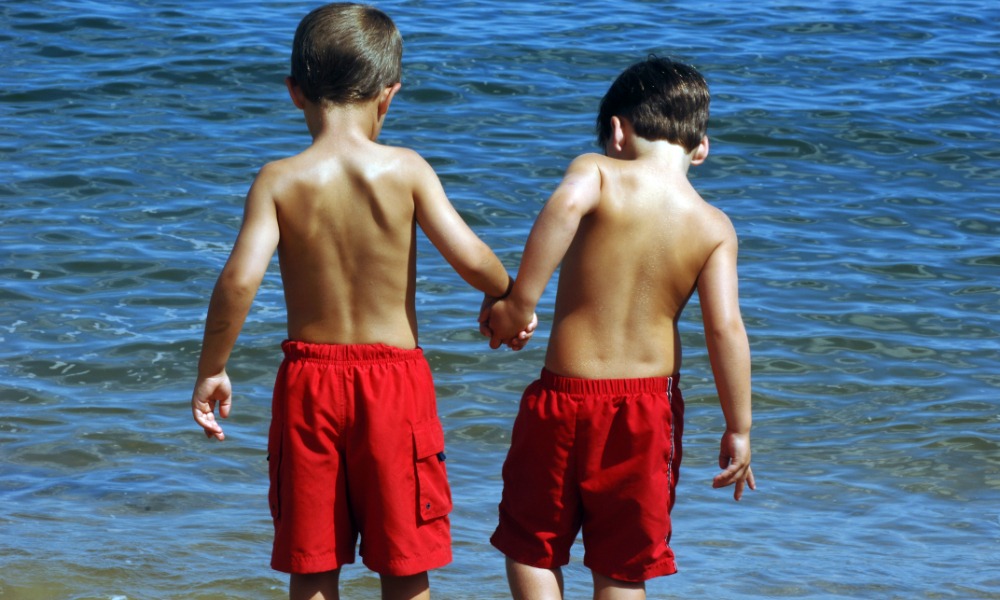 ¿Por qué los niños se quitan los zapatos?