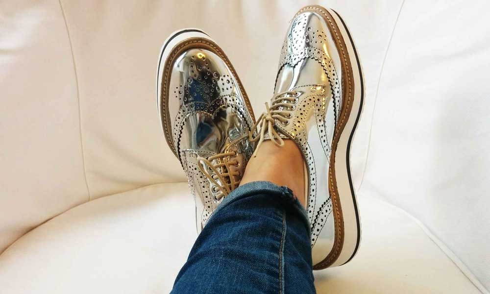 Los zapatos metalizados infantiles están de moda