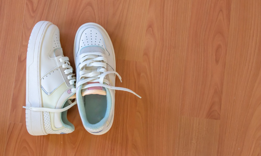 ¿Cómo agrandar zapatillas de lona y goma?